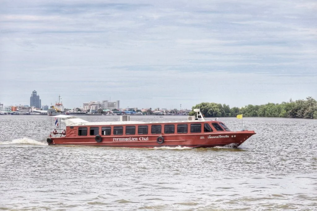 เรือปรับอากาศ VIP 88 ขนาด 40 ที่นั่งใกล้กรุงเทพ