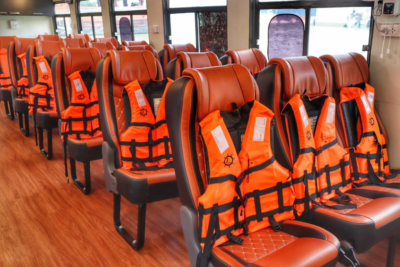 เรือปรับอากาศ VIP ขนาด 40 ที่นั่ง