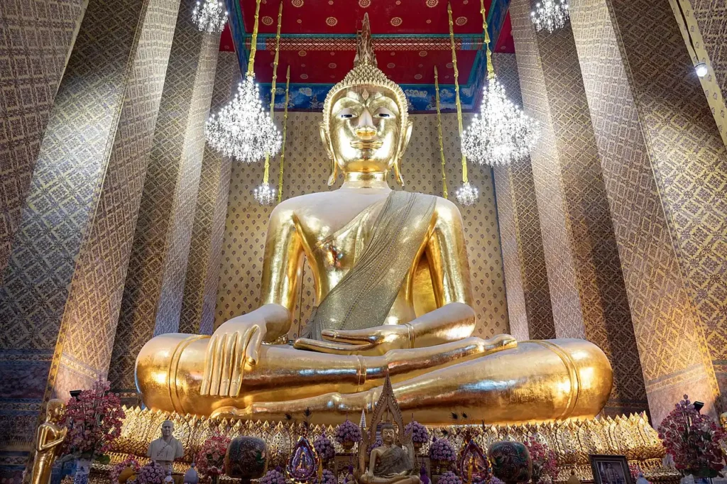 พระพุทธไตรรัตนนายก