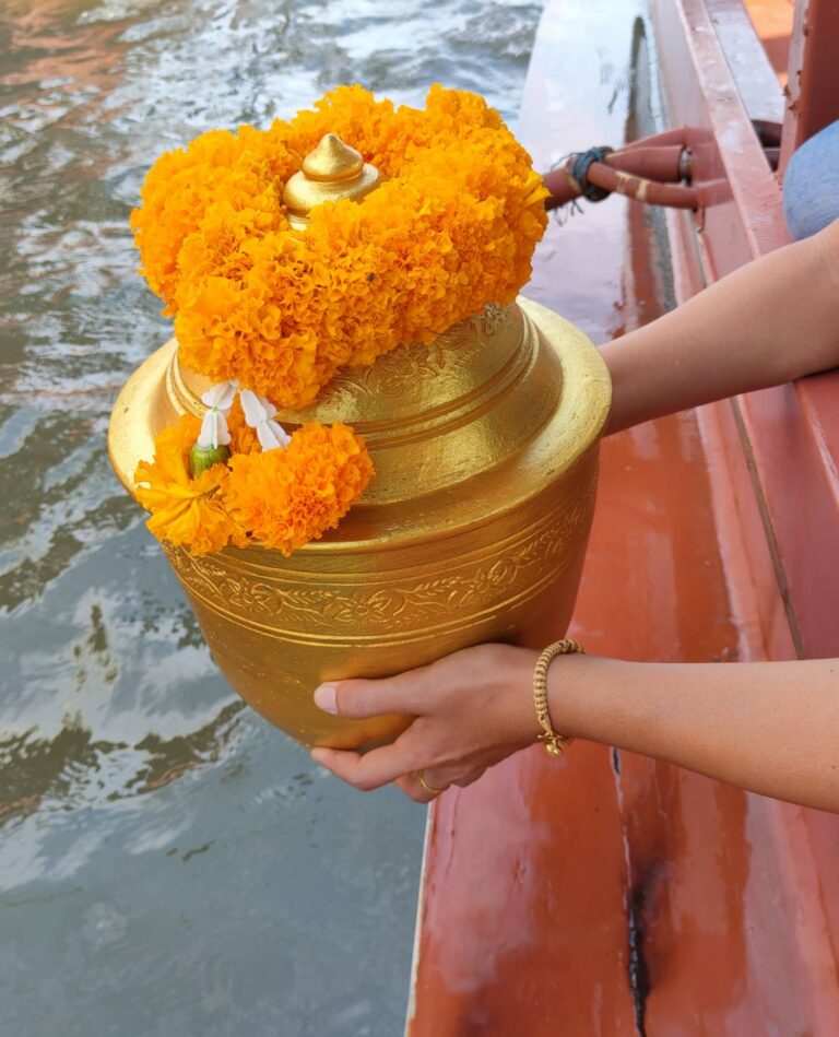 ลุ้งลอยอังคาร ฌาปนกิจ พวงหรีด: