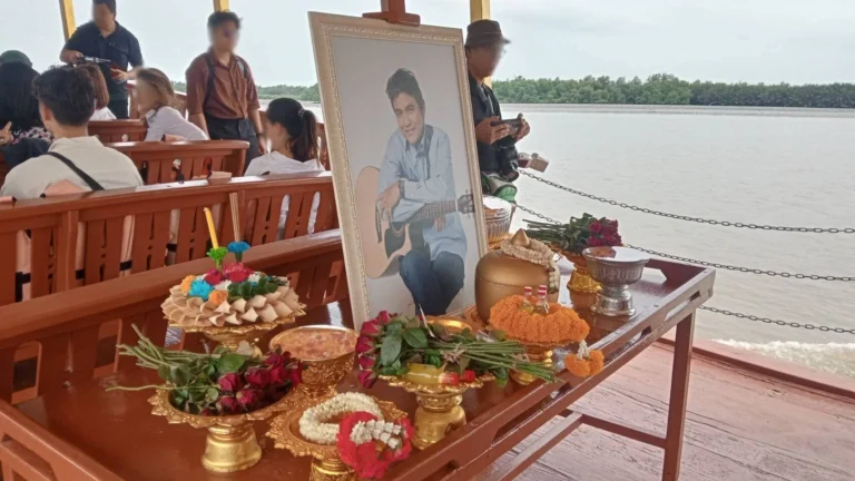 พิธีลอยอังคาร การส่งคุณไพโรจน์ สังวริบุตร