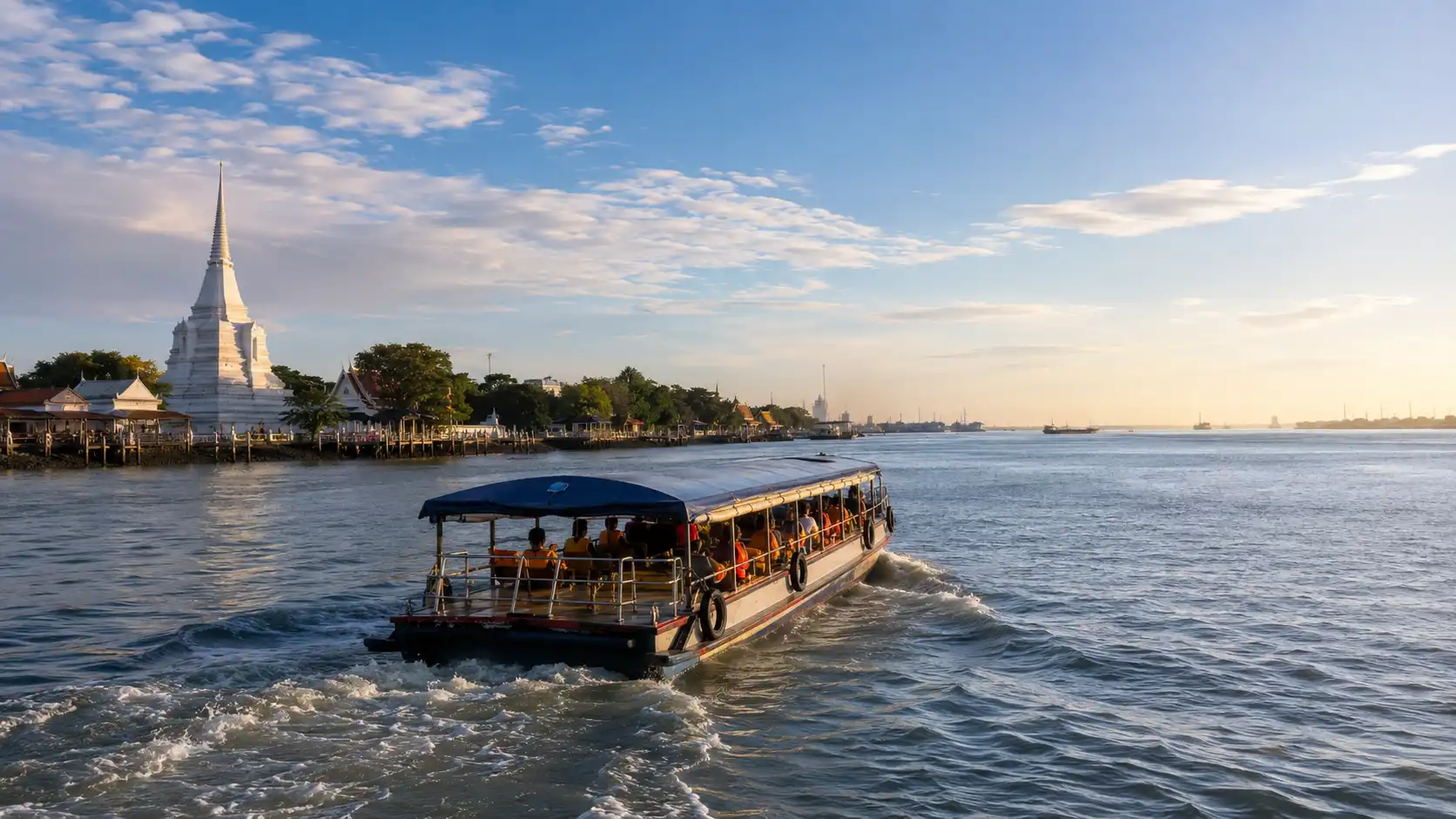 เรือลอยอังคารเดินทางจากบริเวณพระสมุทรเจดีย์ไปสู่ปากอ่าวแม่น้ำเจ้าพระยา